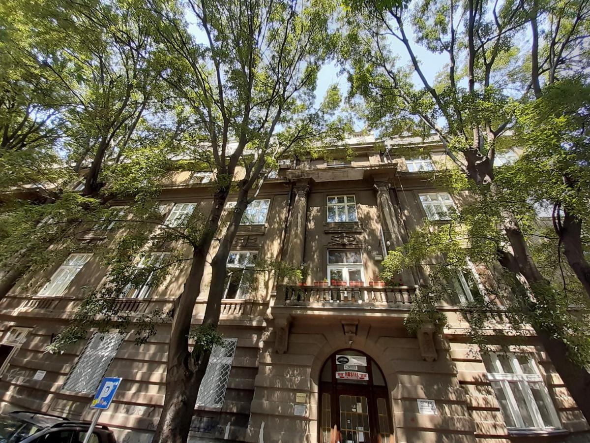 Downtown Apartment In Walk Zone With 3 Bedrooms And Garage Novi Sad Ngoại thất bức ảnh